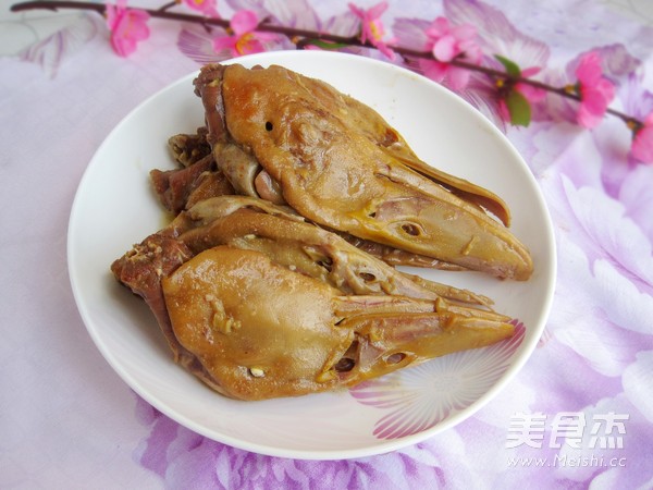 酱焖鸭头成品图