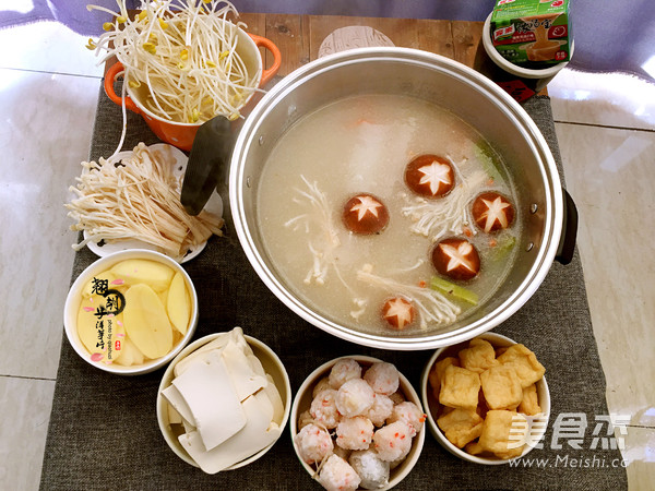 鱼骨菌菇火锅成品图